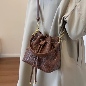 New fashion all-match bag for women, crocodile pattern woven bucket bag, high-quality texture commuter shoulder bag