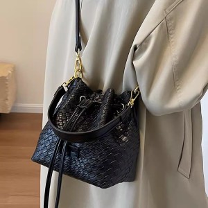 Fashionable all-match bag for women 2025 new crocodile pattern woven bucket bag high-quality texture commuter shoulder bag